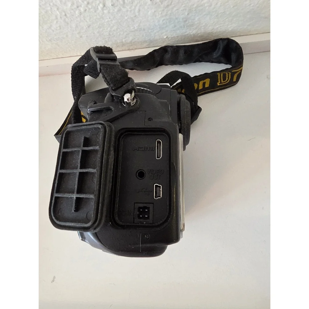 Nikon D700 12.1MP Digital SLR Camera Body FX Full Frame with Box & Auto Winder